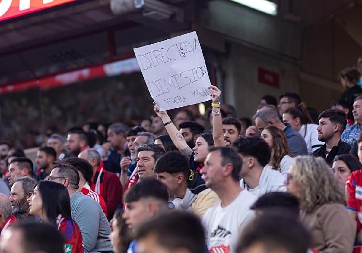 Pancarta contra la actual propiedad del Granada durante un partido de la temporada pasada.