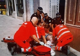 Ciudadano francés tras sufrir un infarto en el Centro de Granada.