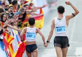 María Pérez celebra el título olímpico junto a Álvaro Martín dando la vuelta de honor.