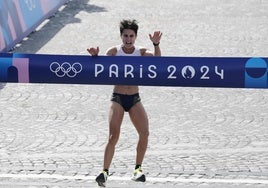 María Pérez celebra su paso por la meta en la prueba del relevo mixto de marcha en los Juegos de París.