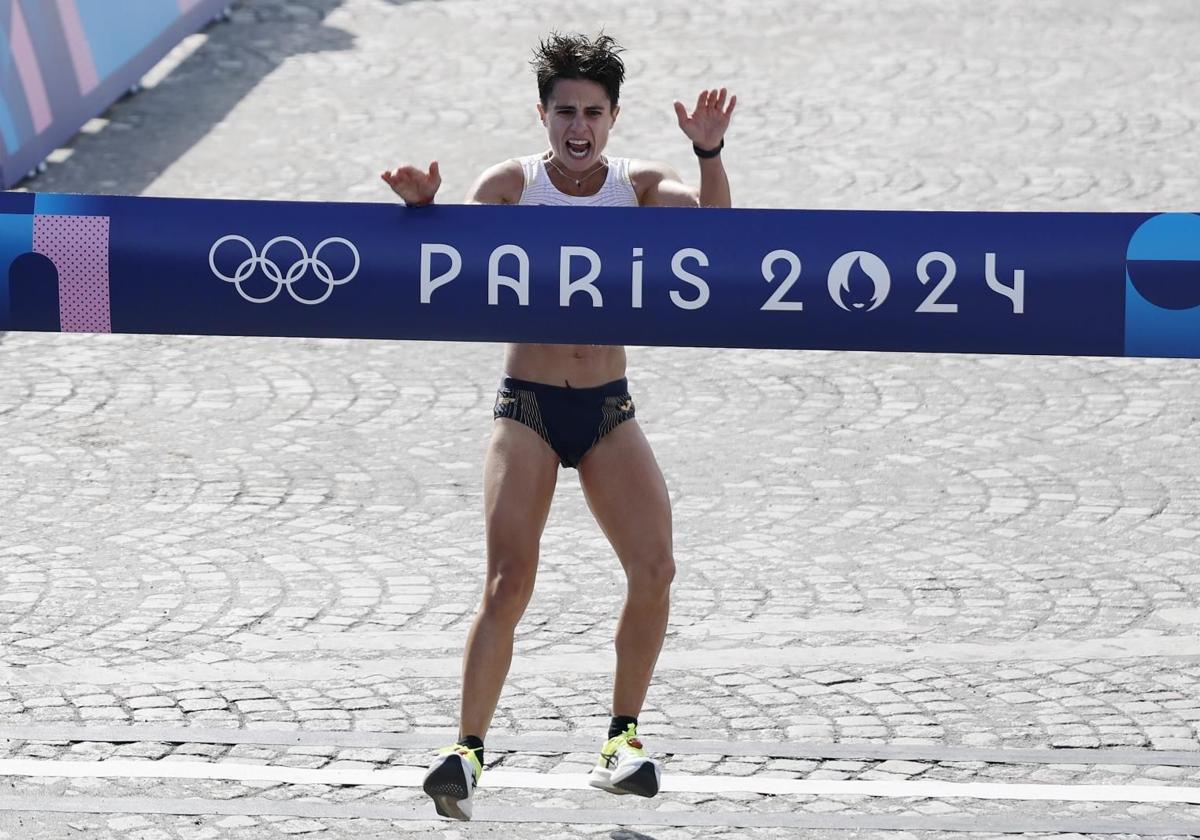 María Pérez celebra su paso por la meta en la prueba del relevo mixto de marcha en los Juegos de París.