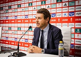 El director deportivo del Granada, Matteo Tognozzi, en mitad de la presentación de Loïc Williams.