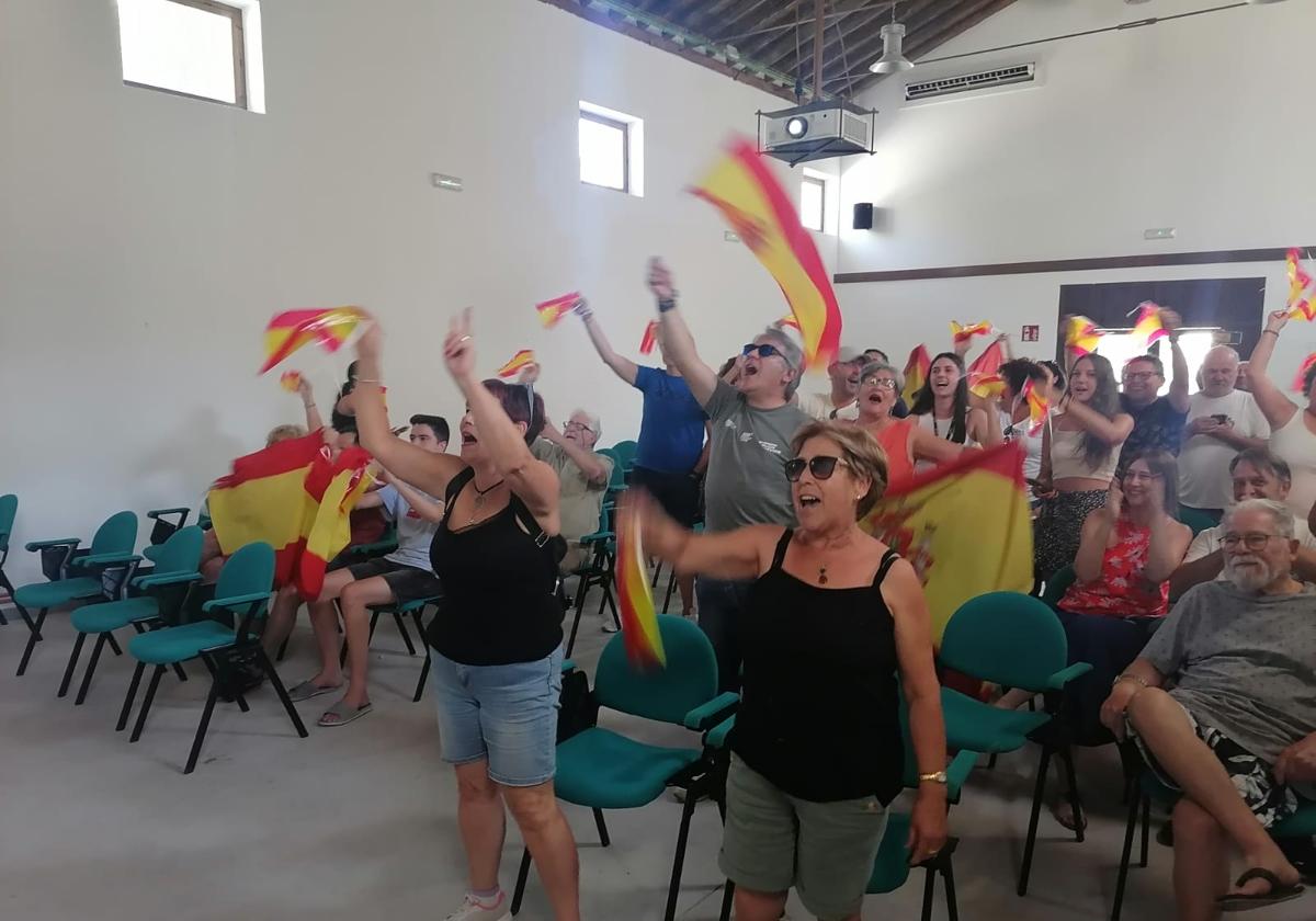 Los vecinos de Orce celebran el oro olímpico de su paisana María Pérez.