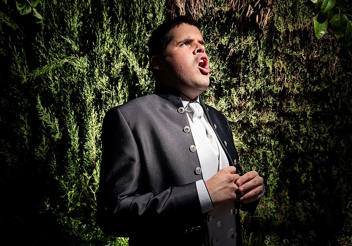 Miguel Machado canta en su casa de Pinos Genil.