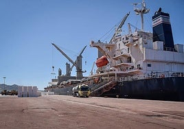 Descarga de papel en el muelle motrileño.