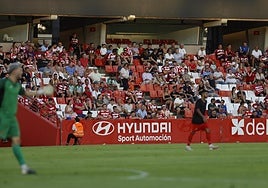 Encuéntrate en la grada en el partido de presentación del Granada