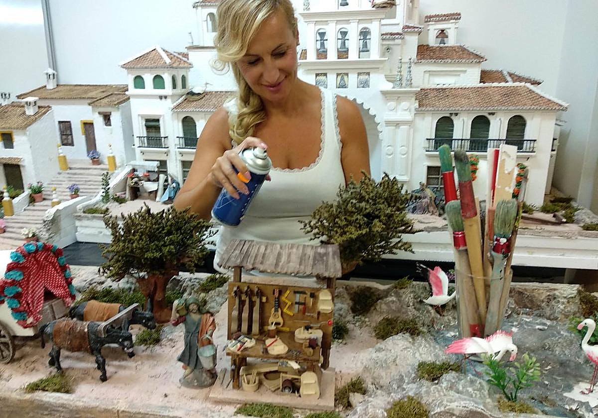 La responsable de preparar este belén pieza a pieza es Mayka Gómez.