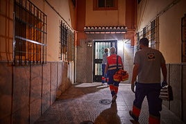 El equipo de Urgencias del centro de salud de la Chana en una visita a domicilio.