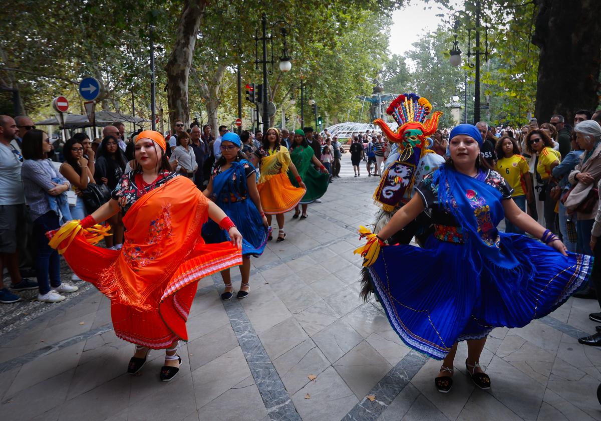 Las coloridas imágenes del desfile del Mestizaje en Granada por el 12 de octubre