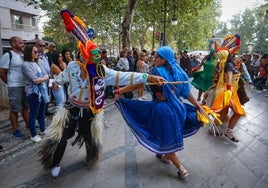 Las coloridas imágenes del desfile del Mestizaje en Granada por el 12 de octubre