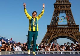 La australiana Penny Smith recibe su medalla en París.