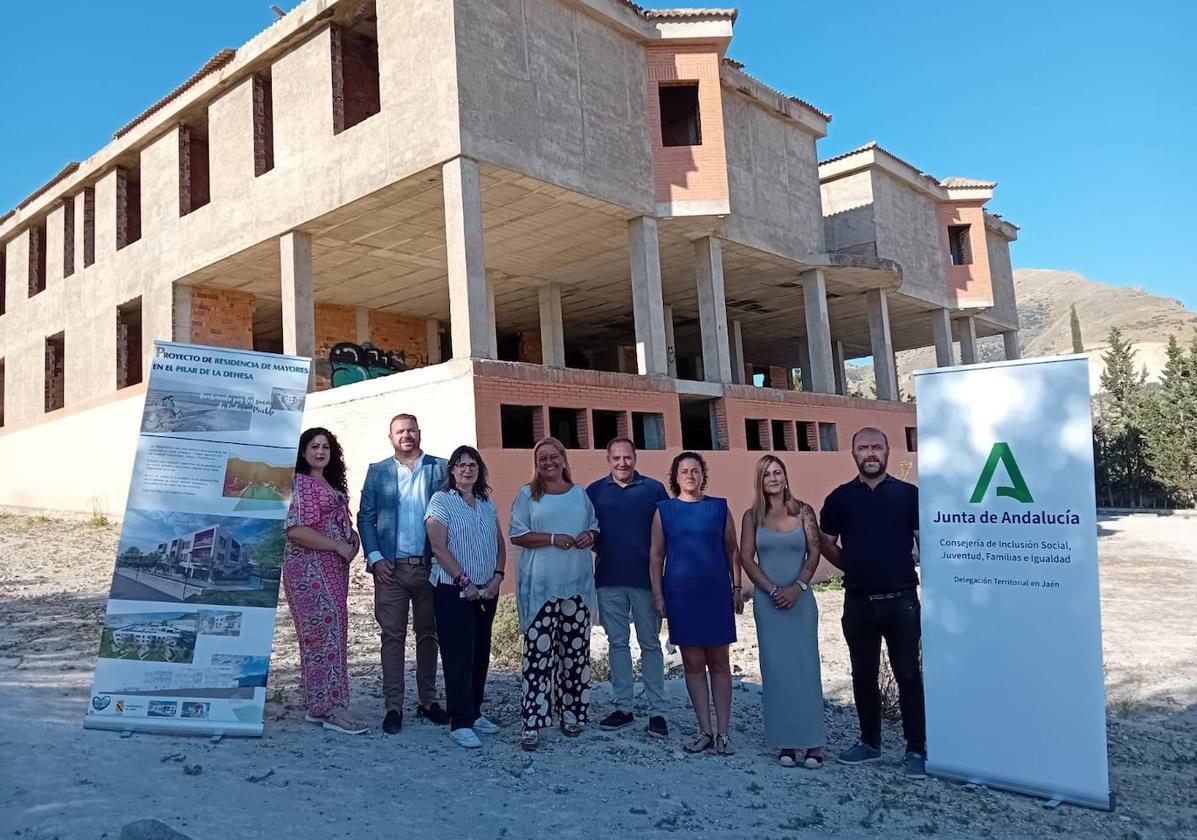 Visita de autoridades con la delegada de Inclusión Social a la futura residencia de Jódar en julio.