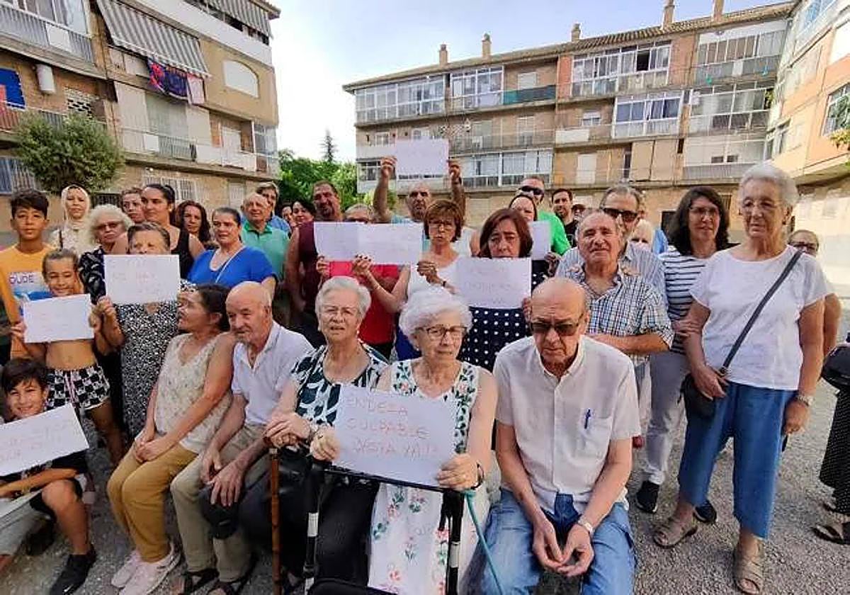 Vecinos afectados por los cortes de luz.