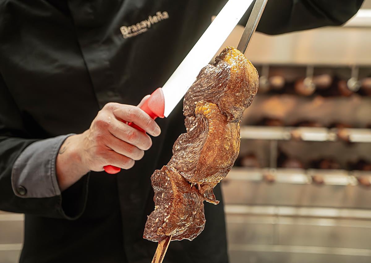 Imagen secundaria 1 - El nuevo restaurante brasileño del Nevada en Granada: «carnes a la espada» y caipiriñas