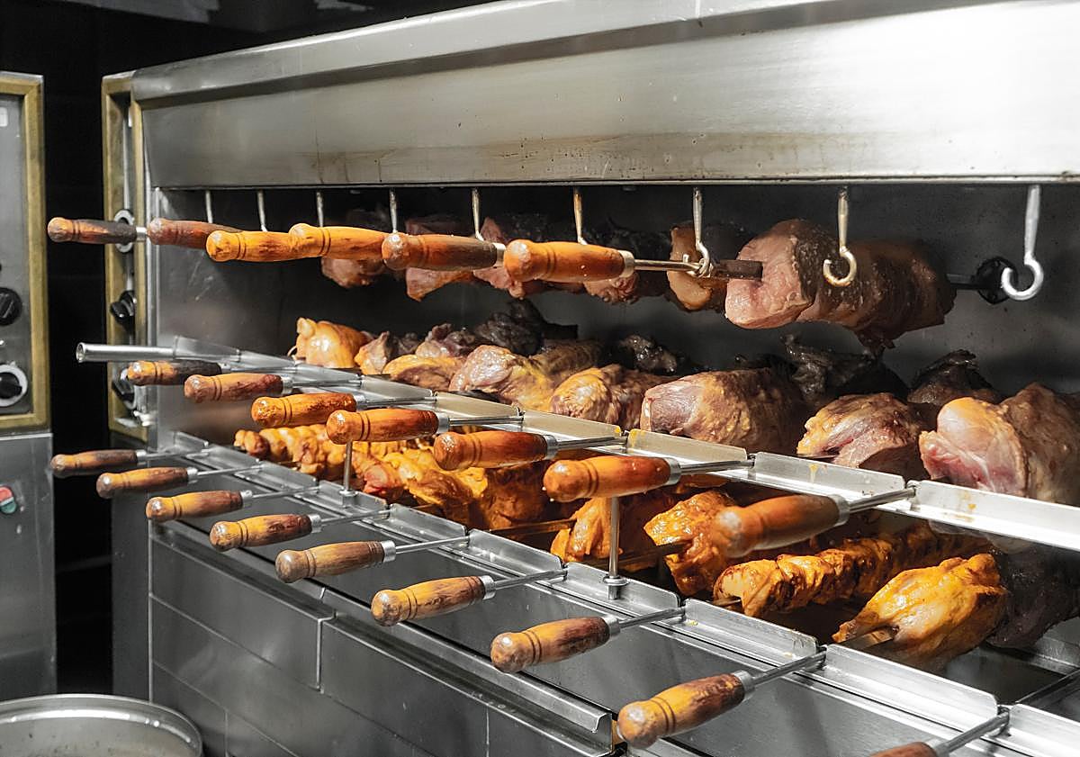 Imagen principal - El nuevo restaurante brasileño del Nevada en Granada: «carnes a la espada» y caipiriñas