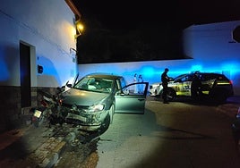 El coche que el joven detenido usó para huir y luego estrelló contra una moto.