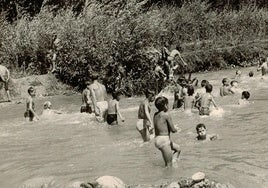 Unos niños se bañan en el río Genil un día de verano