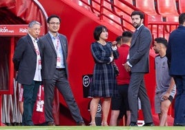 Xiaohua Li, junto a Lili Wang, con la presidenta Sophia Yang y su adjunto Javier Aranguren a la derecha.