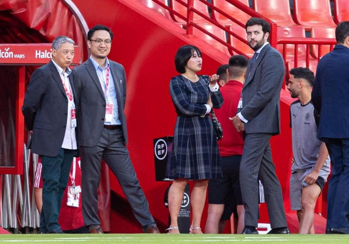 Xiaohua Li, junto a Lili Wang, con la presidenta Sophia Yang y su adjunto Javier Aranguren a la derecha.