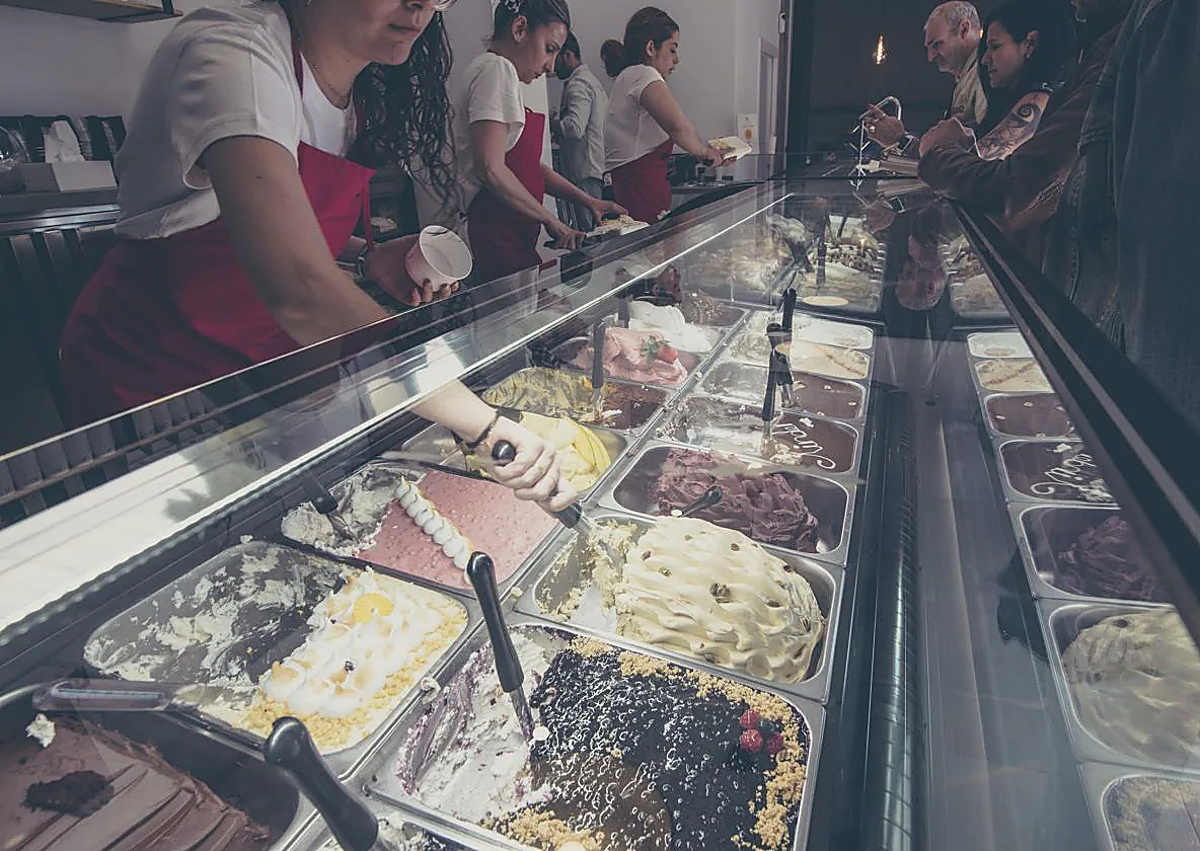 Imagen secundaria 1 - La heladería de las grandes colas en Granada lanza un sabor 100% USA: «Gusta muchísimo»