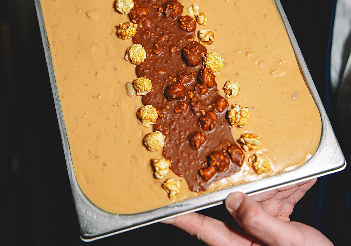 Imagen principal - La heladería de las grandes colas en Granada lanza un sabor 100% USA: «Gusta muchísimo»