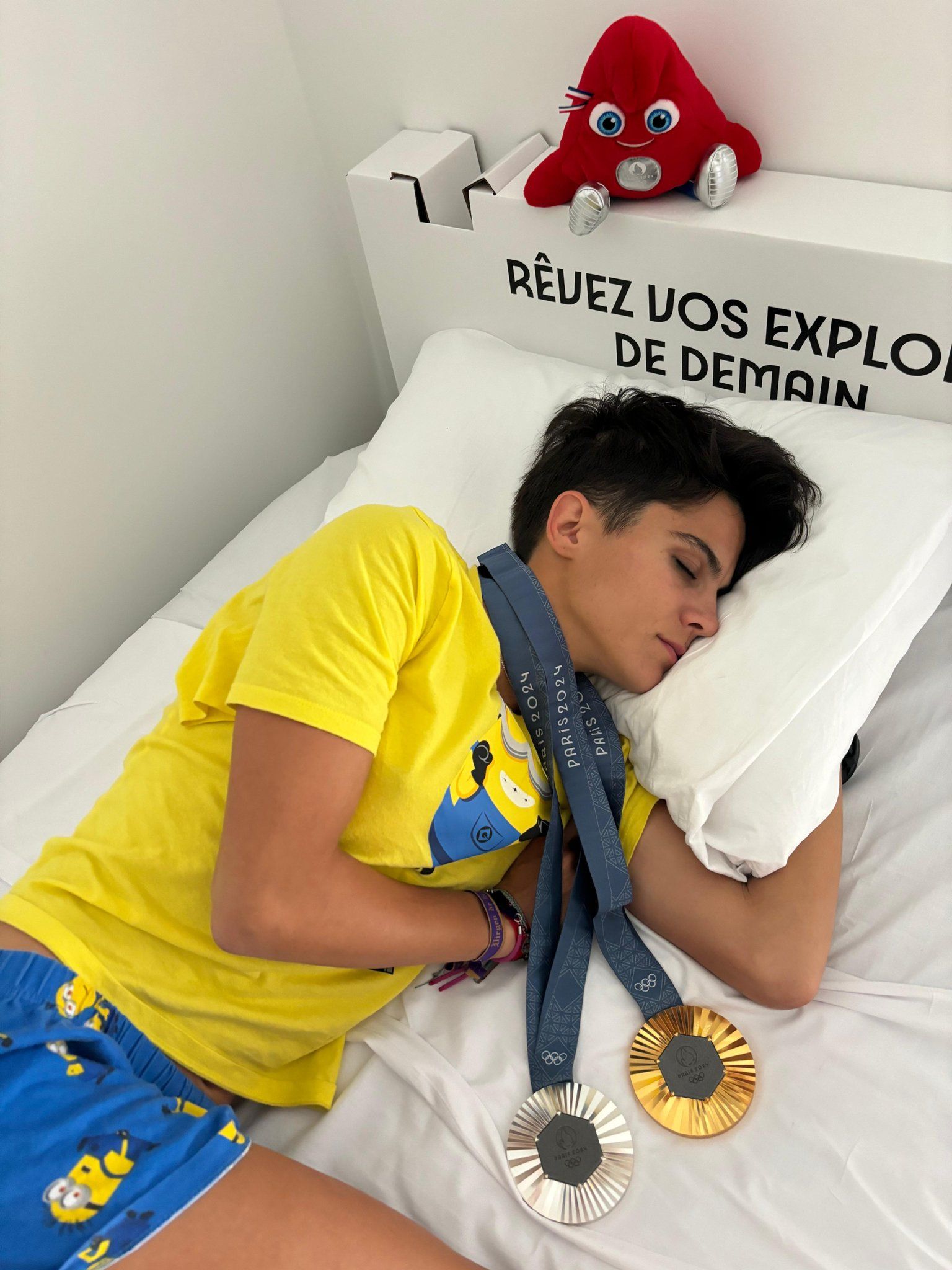 María Pérez duerme con sus dos medallas olímpicas.