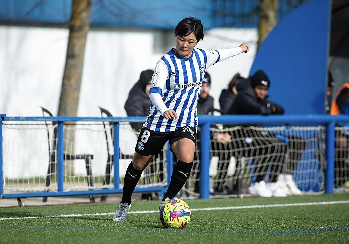 Miku Kojima centra el balón en un partido con el Deportivo Alavés.