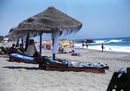 Bañistas, en una de las playas de Mojácar.