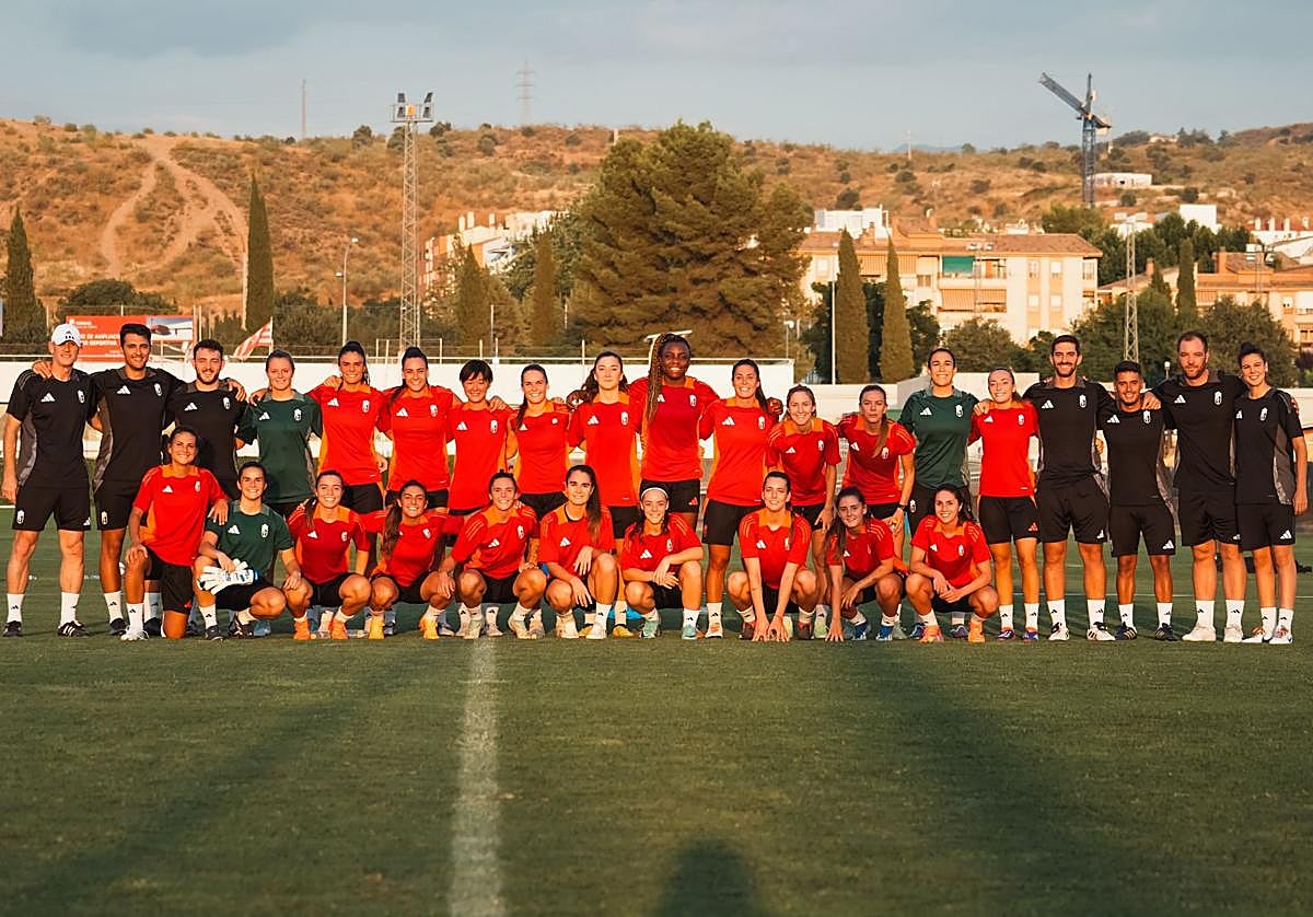 Las integrantes del Femenino, junto al cuerpo técnico.