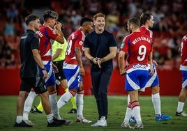 Guille Abascal da indicaciones a Shon Weissman y Theo Corbeanu durante el trofeo ante el Al-Wehda.