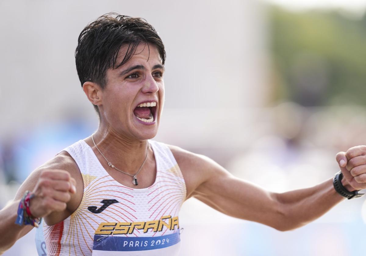 María Pérez celebra una de sus medallas olímpicas en los Juegos de París.