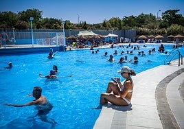 Ambiente en la piscina de Almanjáyar.