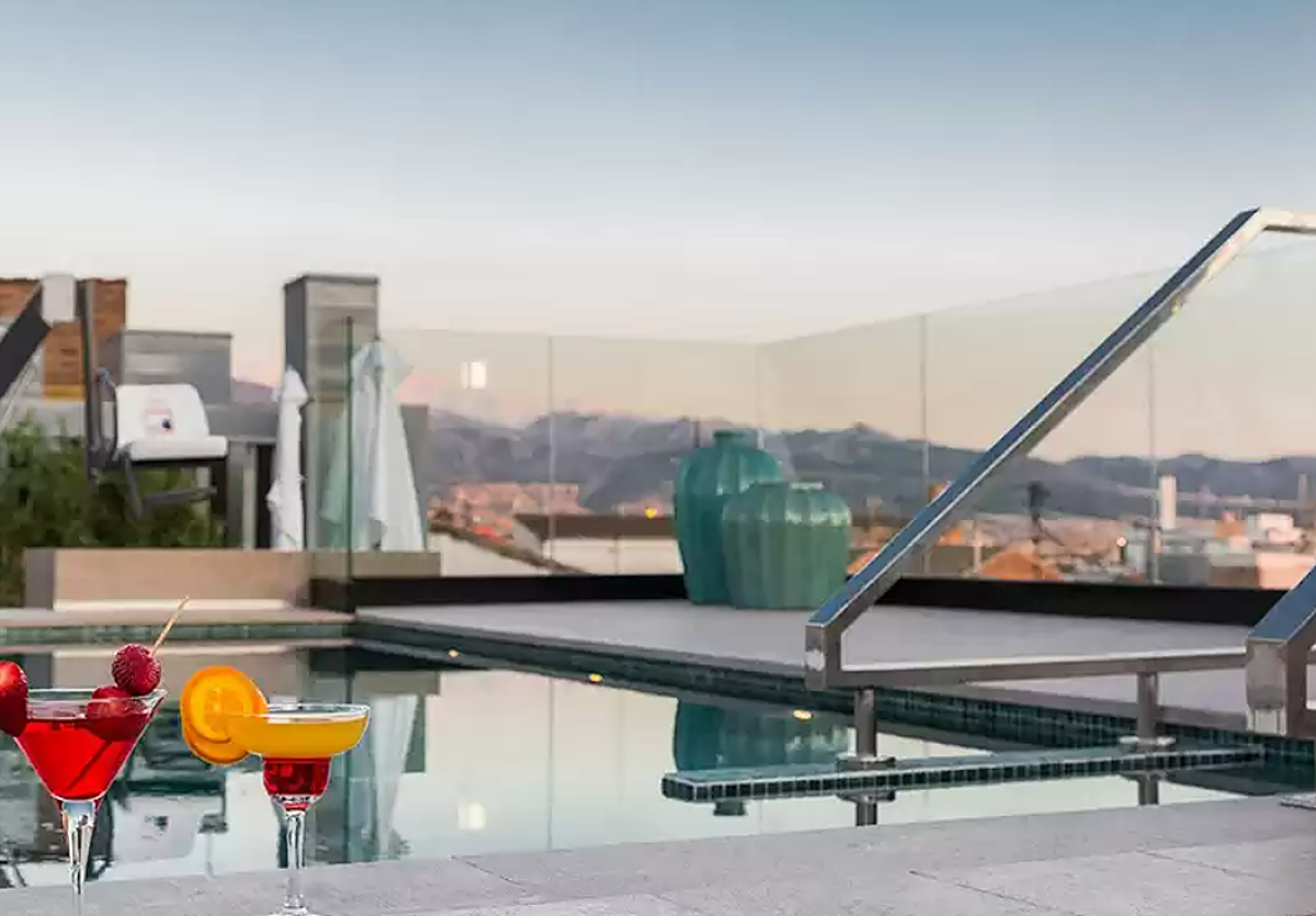 La terraza de Granada con piscina para disfrutar de la Alhambra y la Catedral