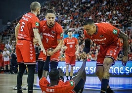 Rousselle, Bamforth, Wiley y Tomàs, al fondo, han tenido continuidad en la plantilla nazarí.