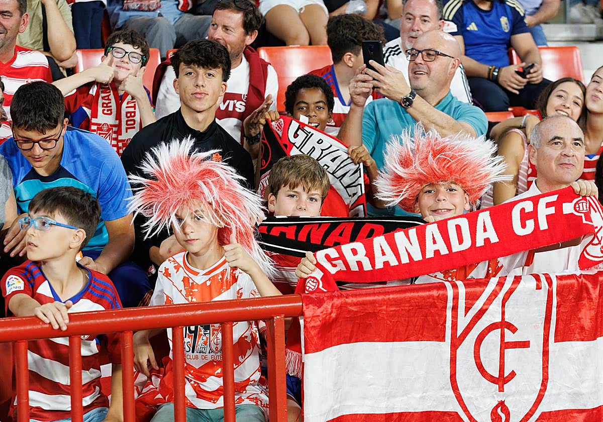 Abonados del Granada durante un partido de la última temporada en Primera.