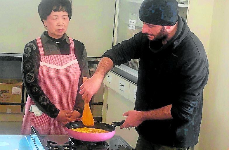 Juan vive ahora en Tanabe, donde además de montar un grupo de música lleva un club de cocina.