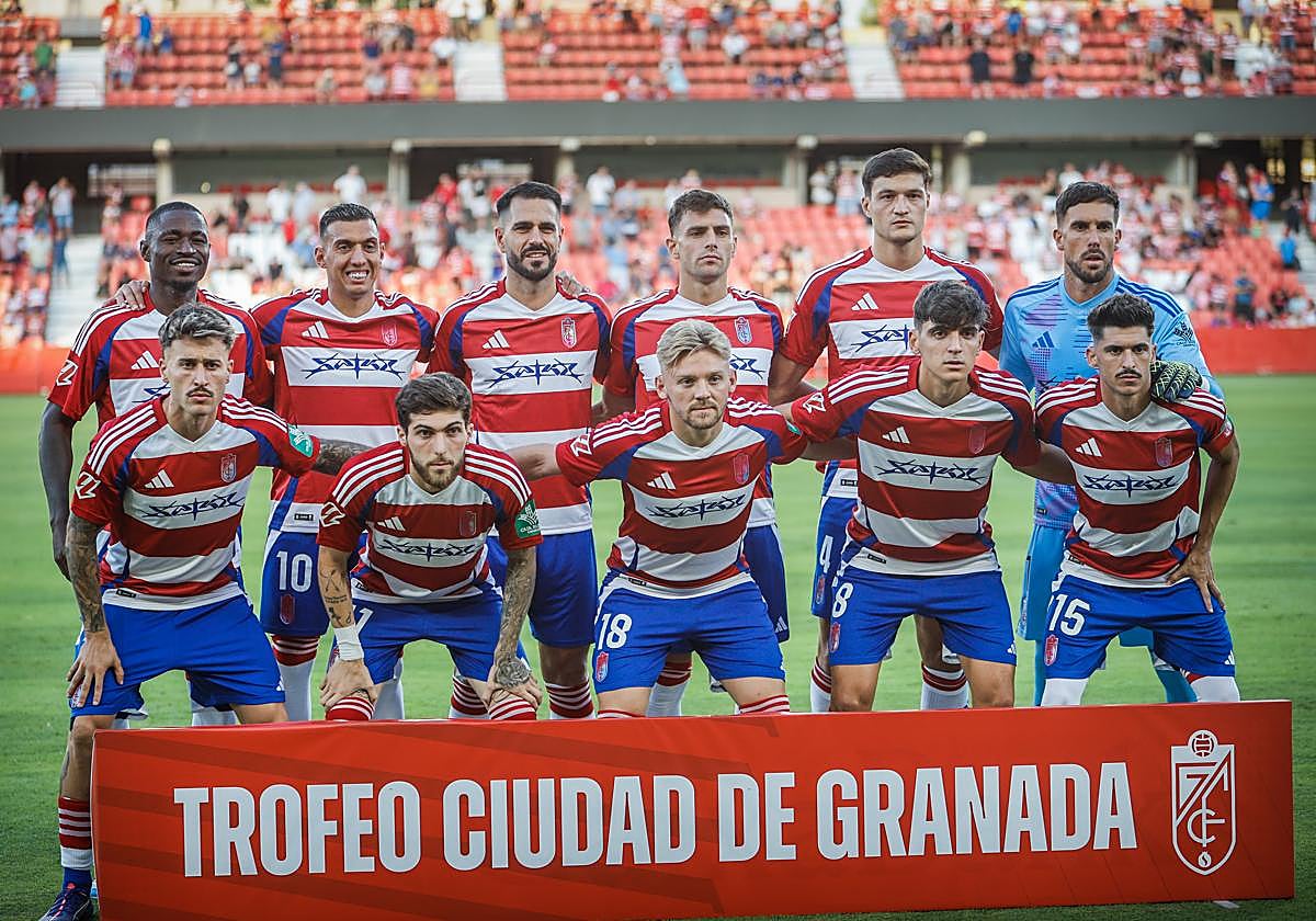 Pablo Insua y Miguel Rubio, tercero y quinto desde la izquierda por arriba, titulares ante el Al-Wehda.