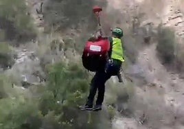 Complicado rescate de un joven que se rompió la espalda tras saltar a una poza en el Río Verde.
