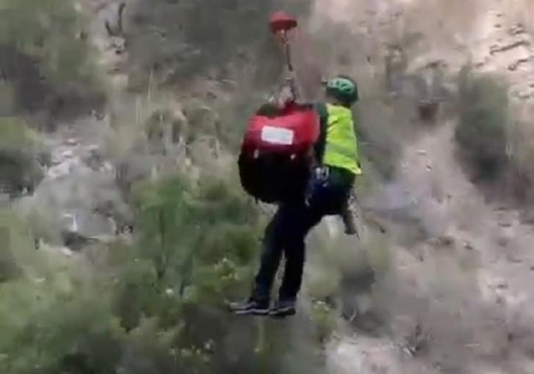 Complicado rescate de un joven que se rompió la espalda tras saltar a una poza en el Río Verde.