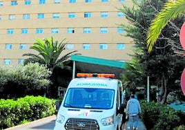 Una ambulancia en el hospital.