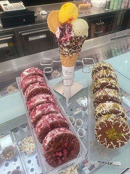 Los helados de tres bolas de la heladería de Granada premiada por Repsol.