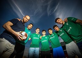 El entrenador del Alhendín, Vicente Gabaldón, a la izquierda, junto a los jugadores Carlos, Alberto, Emilio, Gabriel y Óscar.