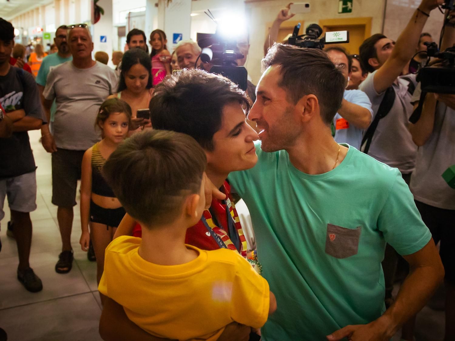 María Pérez abraza a su sobrino Abel y a su entrenador Jacinto Garzón.