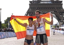 La granadina María Pérez junto a Álvaro Martín tras hacerse con el oro en París.