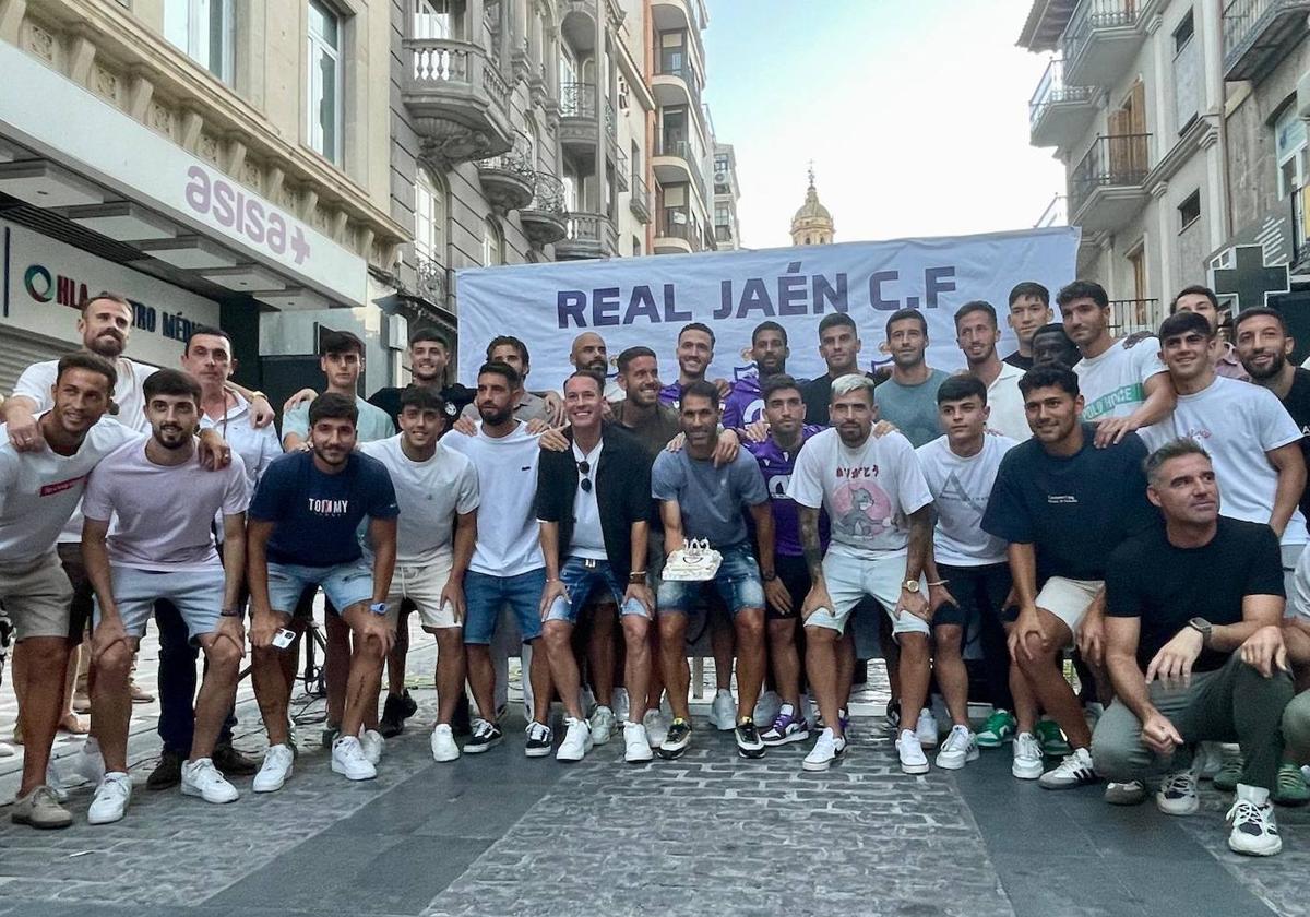 Los integrantes del conjunto blanco posan junto a Fran Anera.