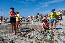 Niños creando los castillos de arena en Almuñécar.