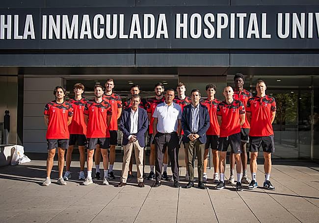 Los jugadores del Covirán, antes de arrancar las pruebas médicas.