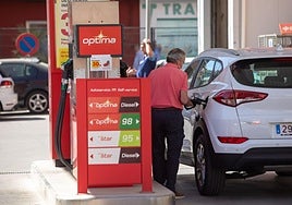 Un hombre reposta en una gasolinera de la capital granadina en una imagen de archivo.