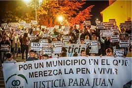 Una de las multitudinarias manifestaciones desarrolladas en el pueblo tras el crimen de Juan, un joven de 19 años brillante y muy querido por todos..