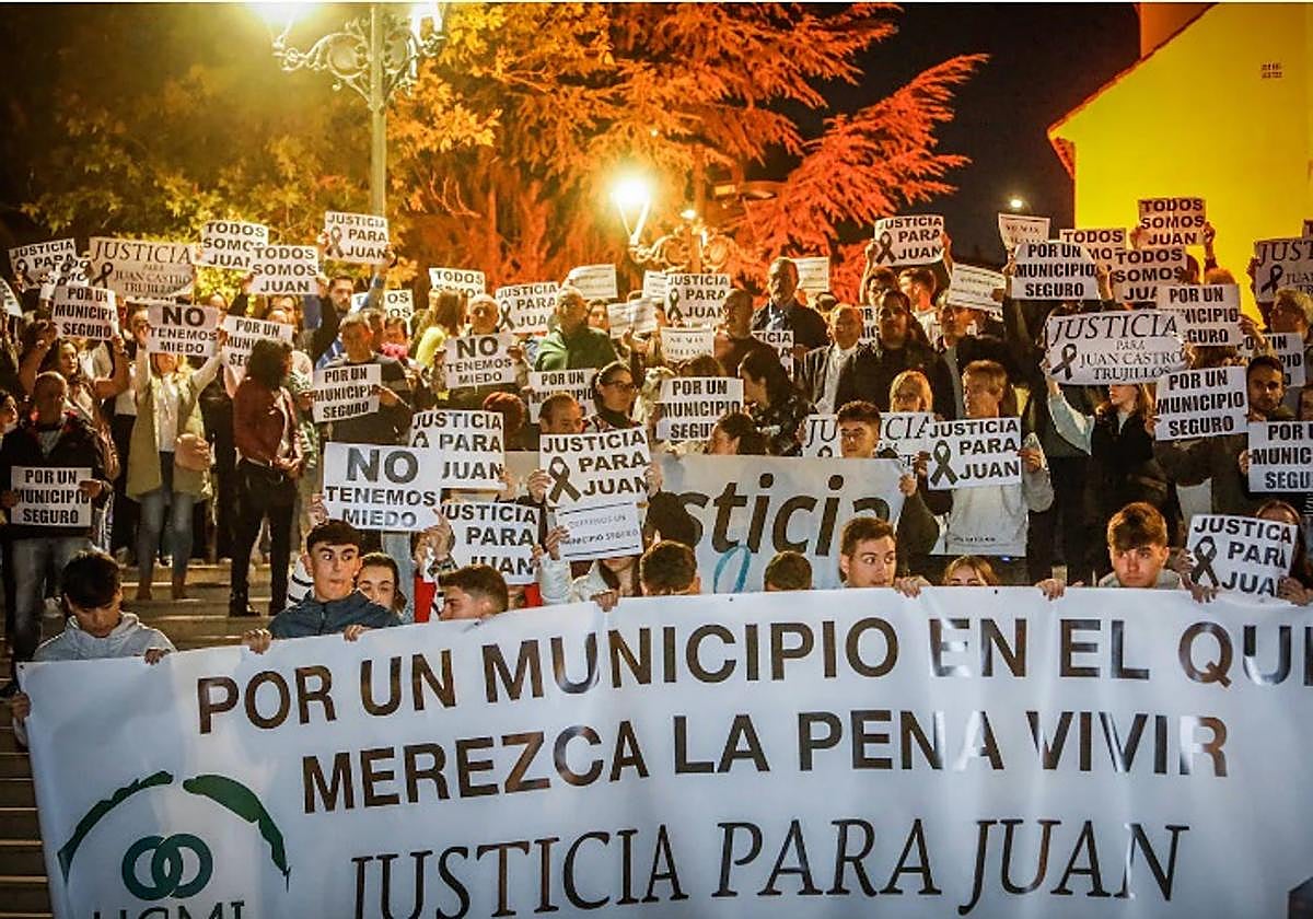 Una de las multitudinarias manifestaciones desarrolladas en el pueblo tras el crimen de Juan, un joven de 19 años brillante y muy querido por todos..